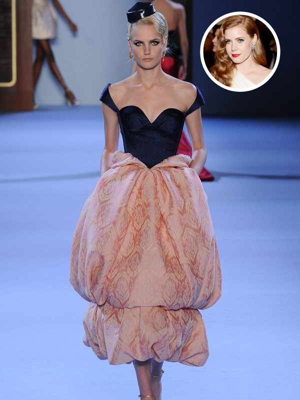 Amy Adams mengenakan Ulyana Sergeenko Couture
