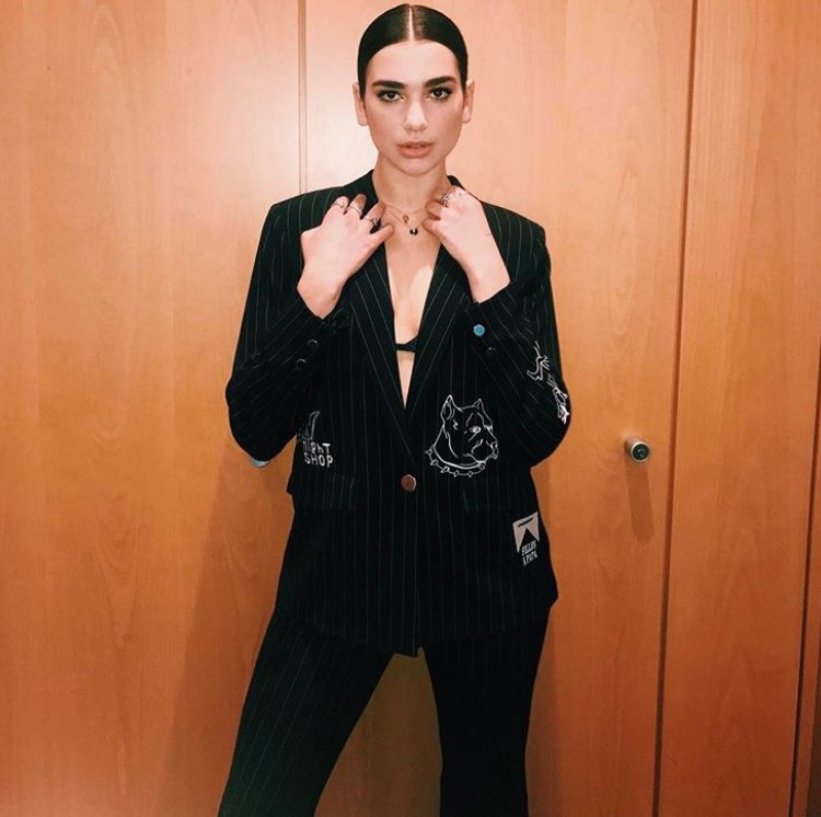 Tiru Gaya Chic Ala Dua Lipa