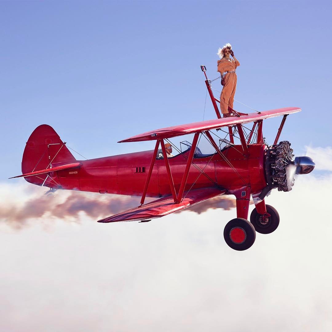 Rihanna Berpose Sebagai Tokoh Sejarah Amelia Earhart