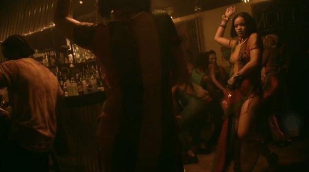 Rihanna Bergaya Sexy di Video Work