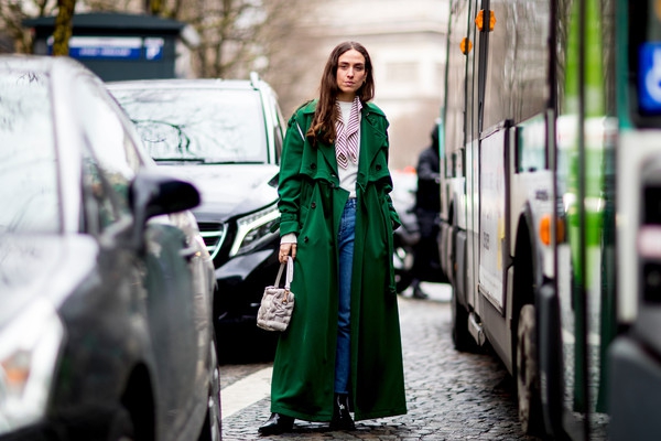 Trik Fashion untuk Terlihat Lebih Tinggi Tanpa Memakai High Heels