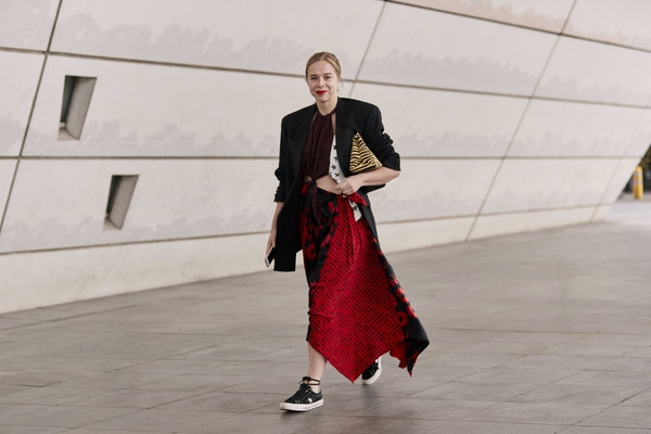 5 Ide Gaya Pakai Rok Midi untuk Berbagai Acara