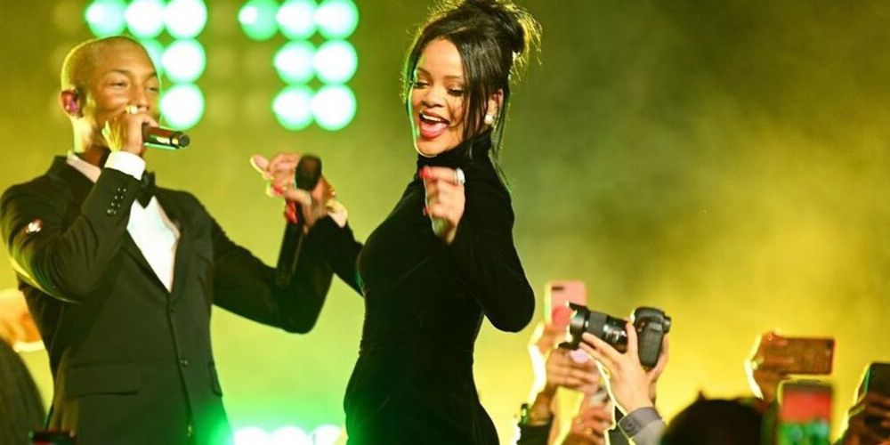 Fans Rihanna Mengira Ia Hamil, Apakah Benar?