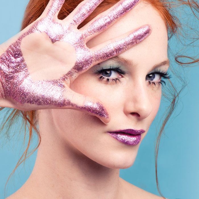 5 Cara Menggunakan Makeup Glitter Tanpa Terlihat Norak