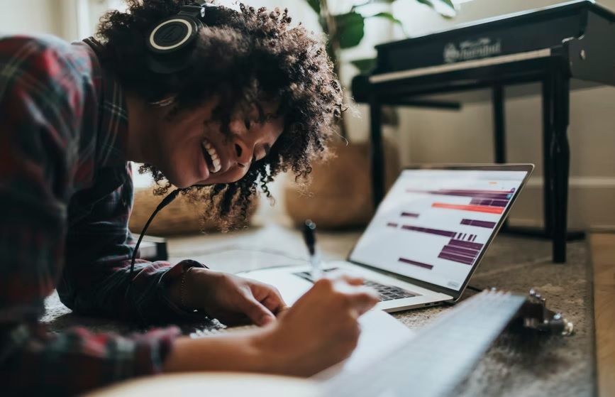 4 Tips Memilih Musik Untuk Membantumu Fokus & Produktif