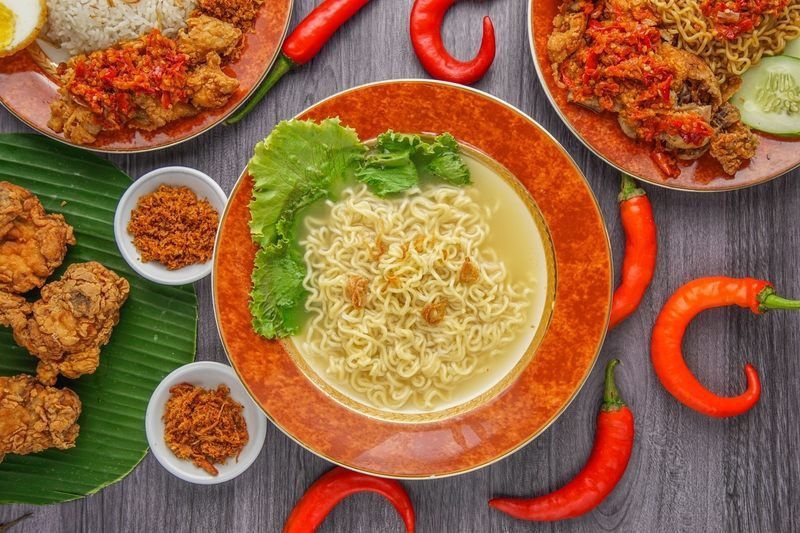 Hindari 8 Makanan Pemicu Asam Lambung Naik Ini Saat Puasa!