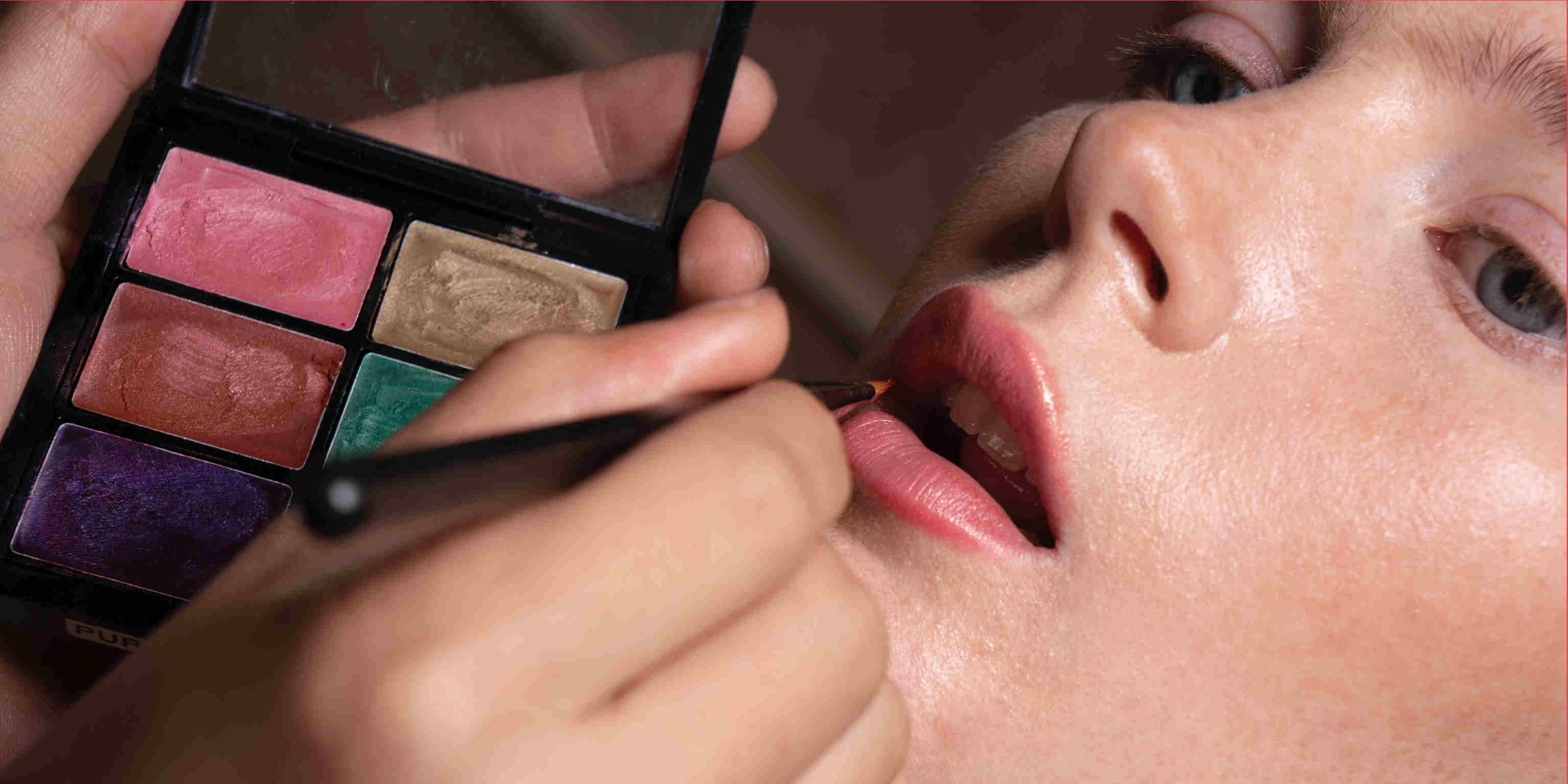 Ingin Bentuk Bibir Sempurna? Lakukan Ini Saat Pakai Lipstik