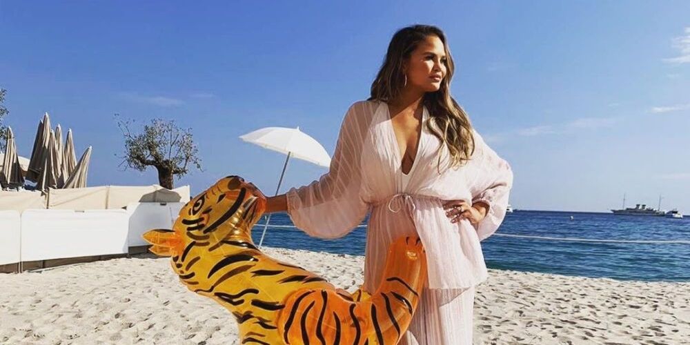 Ternyata, Ini Cara Chrissy Teigen Mengatasi Kemerahan Kulit