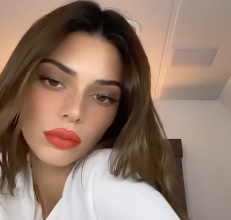 Kendall Jenner Mengecat Rambutnya dengan Warna yang Unik!