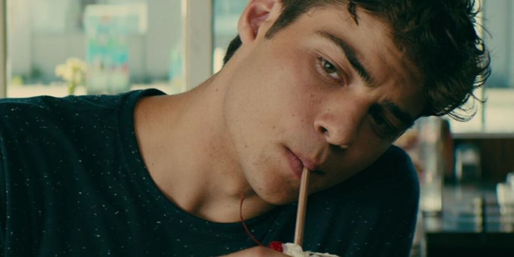 Aww! Noah Centineo Hadir Di Red Carpet Bersama Pacarnya