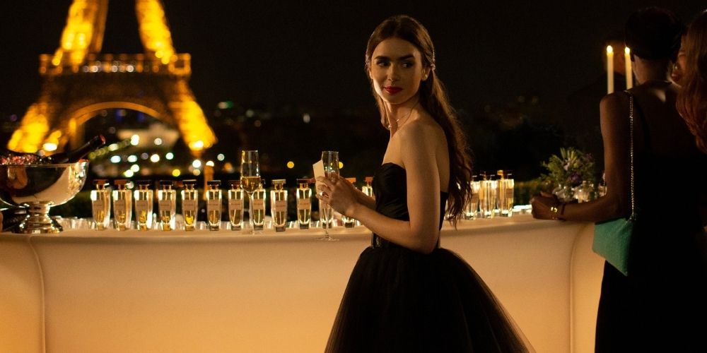 Oops! Lily Collins Salah Menebak Usia Emily Cooper