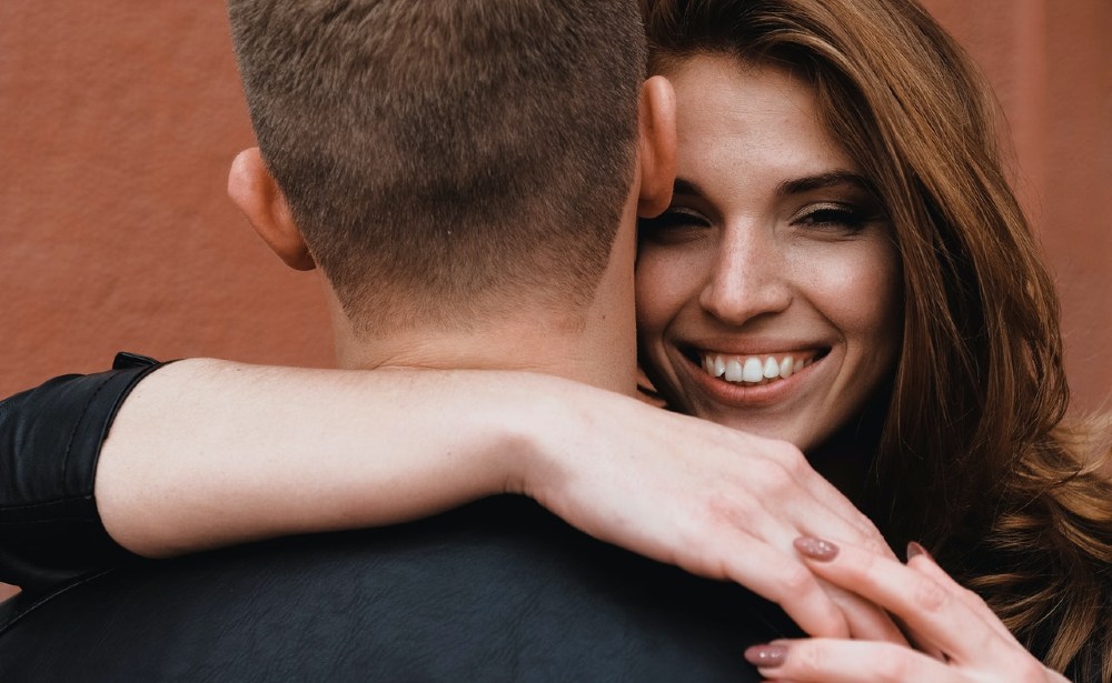 Cara Menjaga Komunikasi dengan Pacar Saat Sibuk