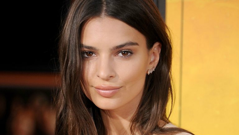 Emily Ratajkowski Ekspos Identitas Personalnya di Foto Baru