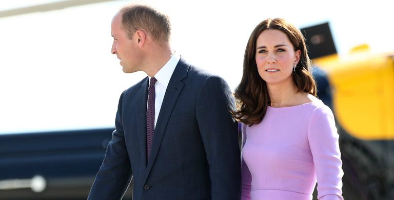 Pangeran William dan Kate Middleton Naik Pesawat Komersil???
