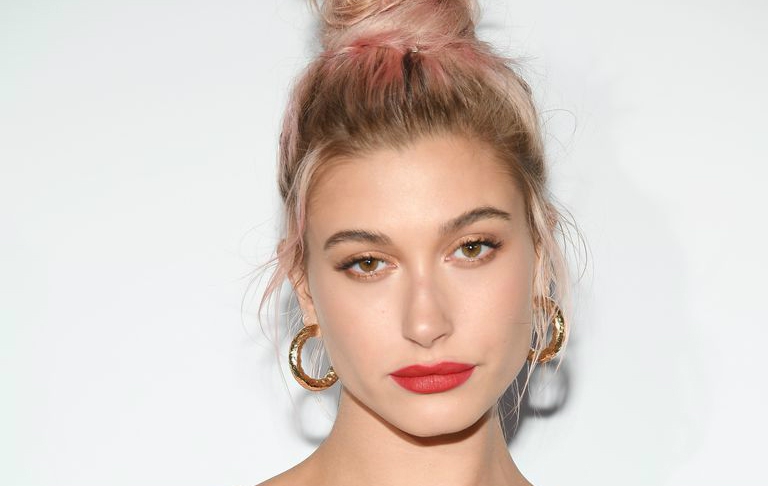 Hailey Baldwin Tampil Berbeda dengan Rambut Bob Brunette!