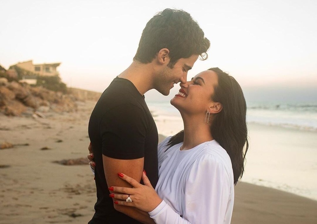 Tunangan 2 Bulan, Demi Lovato & Max Ehrich Putus?