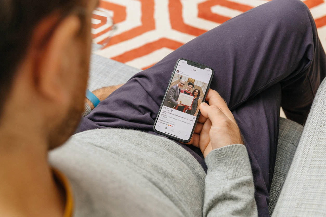 6 Hal Menyebalkan yang Sering Pria Lakukan di Instagram