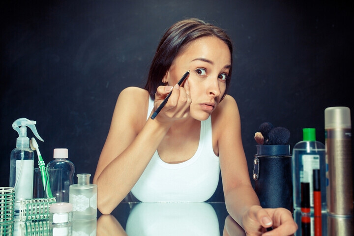 Ini Yang Terjadi Jika Tidak Hapus Eyeliner Dengan Benar Di Waterline