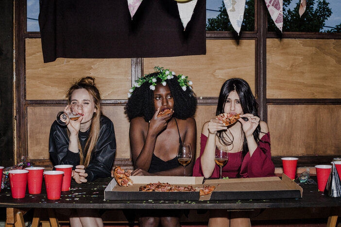 10 Kebiasaan Makan Buruk Yang Bisa Merusak Kulit Kamu