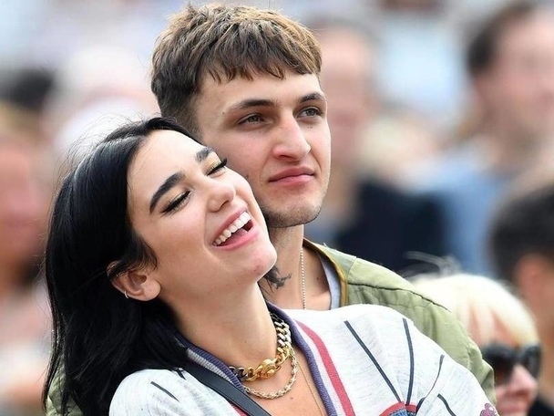 Benarkah Dua Lipa dan Anwar Hadid Berpacaran?