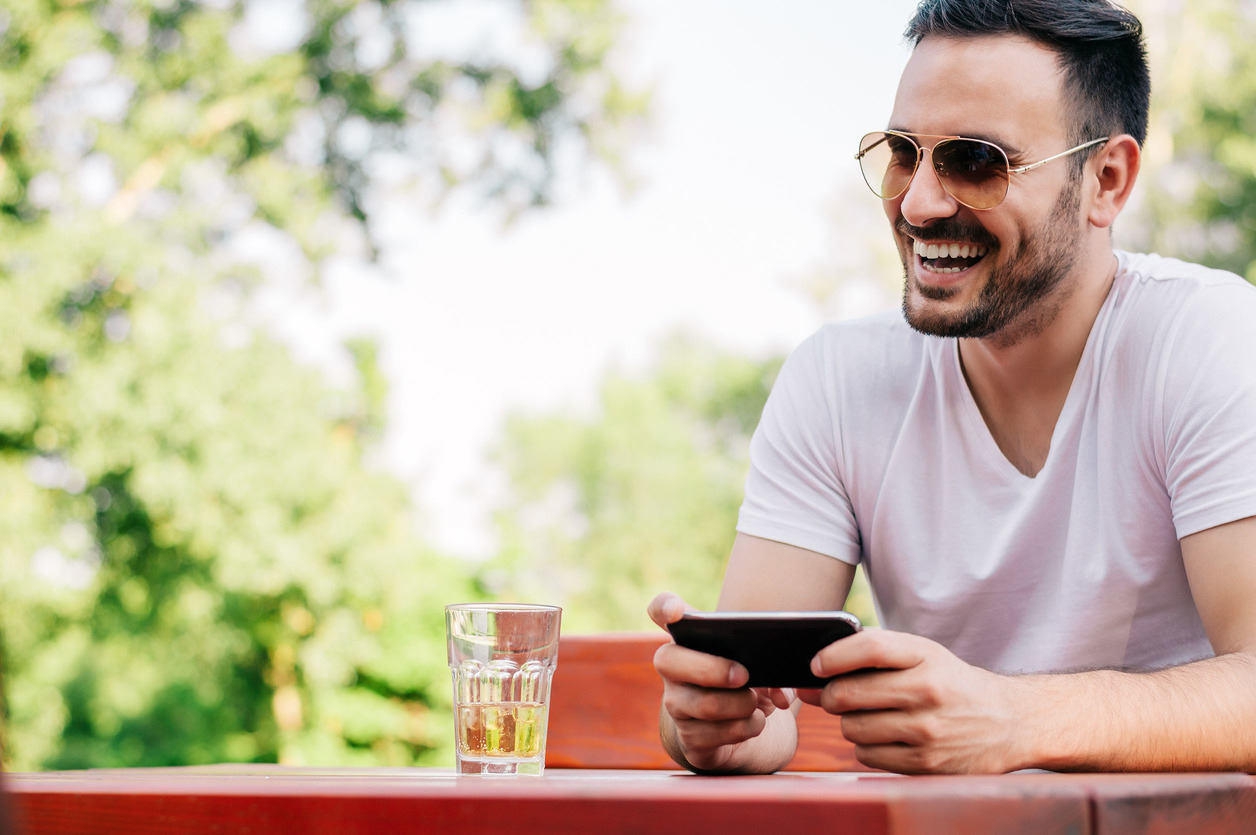 Menurut Ahli, Ini Arti Dari Foto Tinder Pria