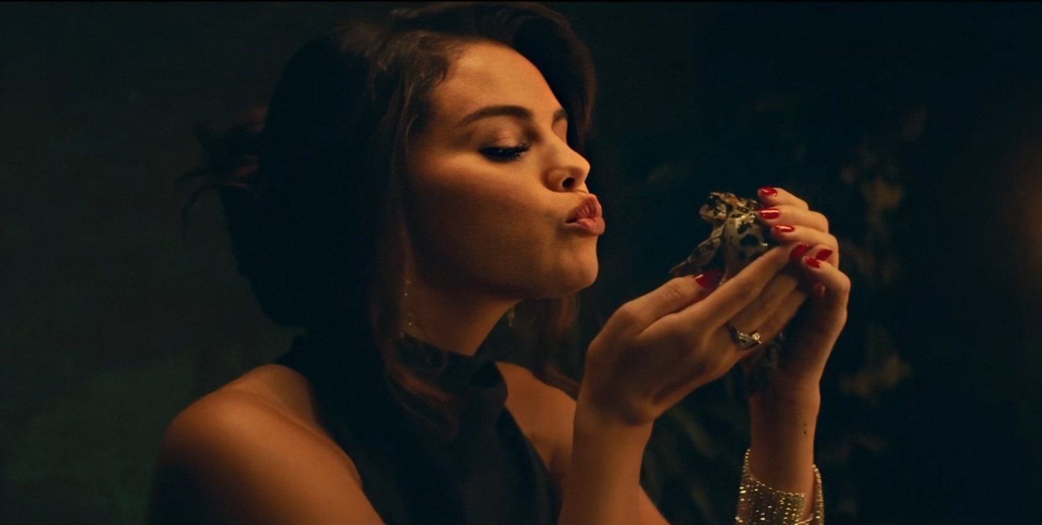 Selena Gomez Ubah Pria Jadi Kodok di Music Video Terbarunya!