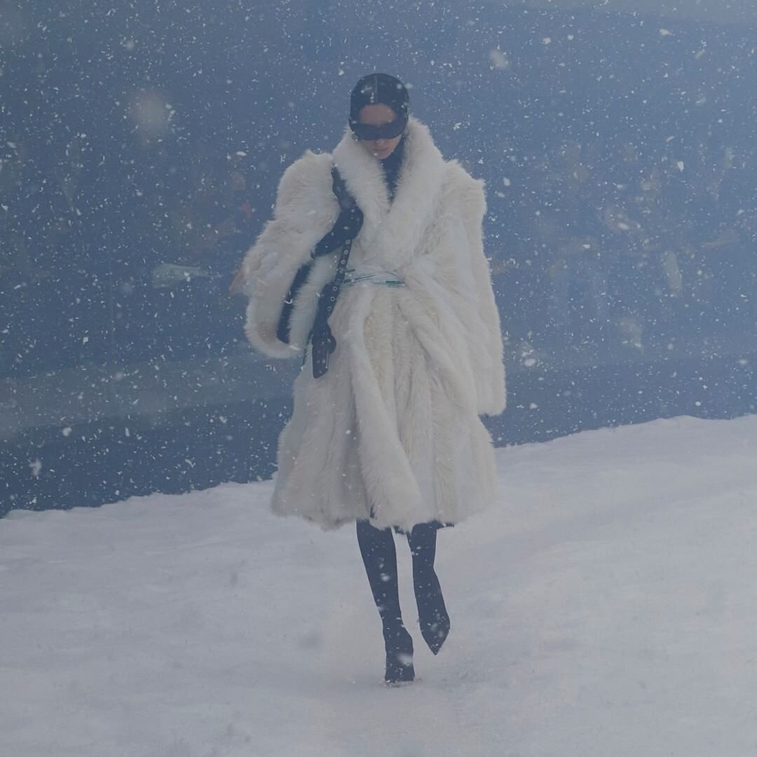 Intip Fashion Show BALENCIAGA Fall/Winter 2022 di Ruangan Kaca 360°