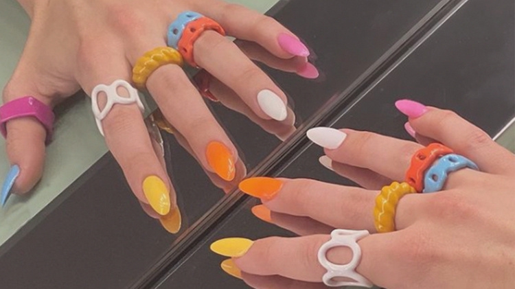 Cincin Chunky Penuh Warna: Tren Aksesori Terbaru 2021