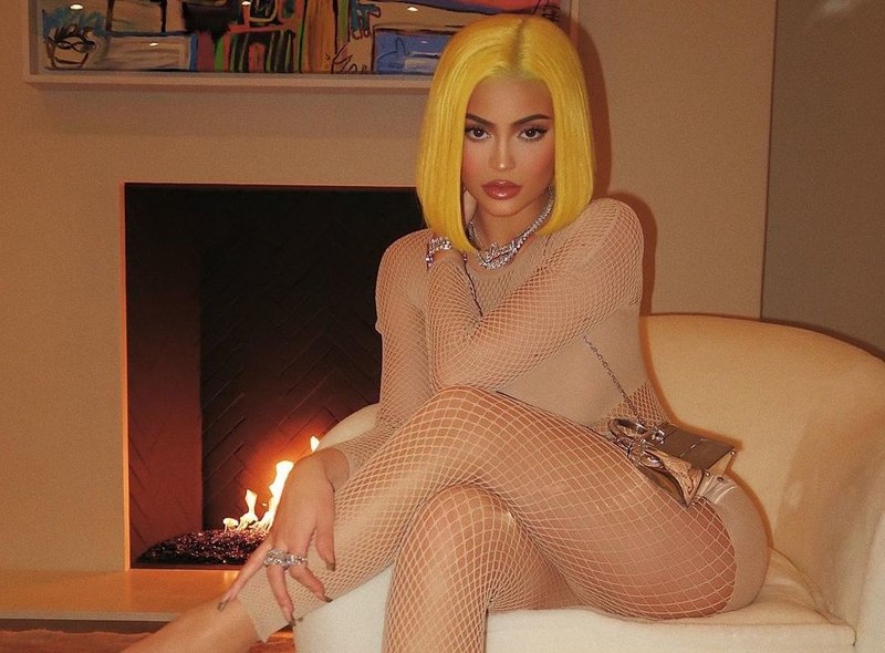 Kylie Jenner Menuai Kritik atas Foto Kontroversial