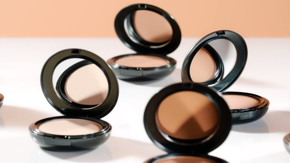 8 Bedak Padat Terbaik untuk Kamu yang Punya Kulit Berminyak