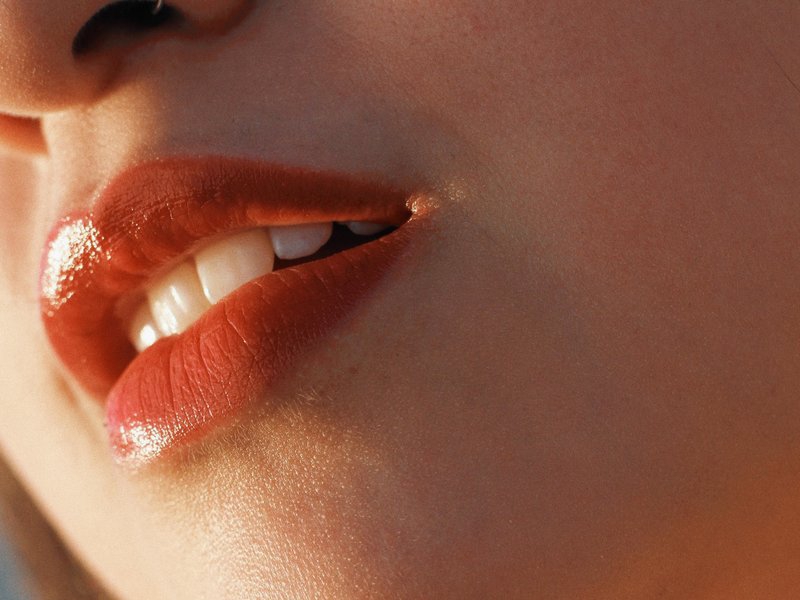 Cara Mudah Buat Bibir Merah Alami, Yuk Coba!