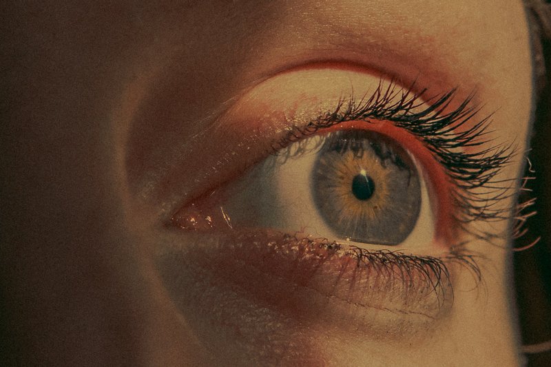 Awas Infeksi! Ini Cara Menjaga Kebersihan Lensa Kontak 