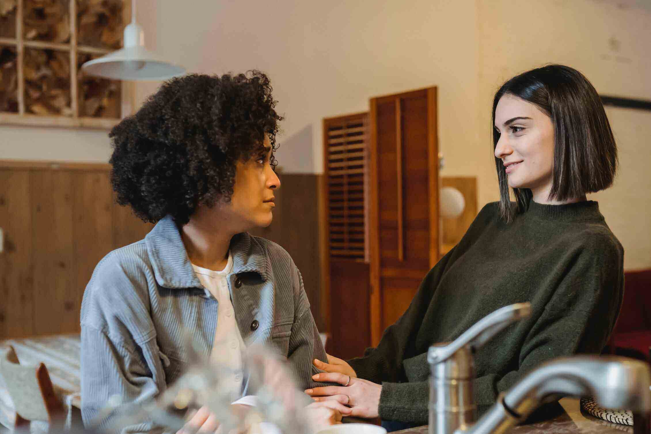 5 Cara Menanggapi Teman yang Curhat Tentang Masalah Dirinya