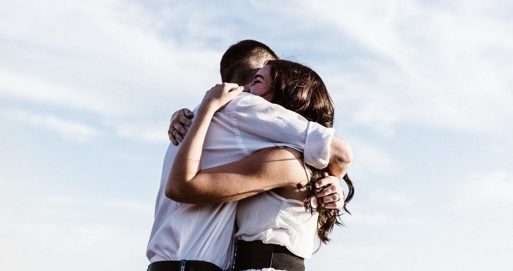 Daftar Lagu Romantis Terbaik untuk Pasangan LDR