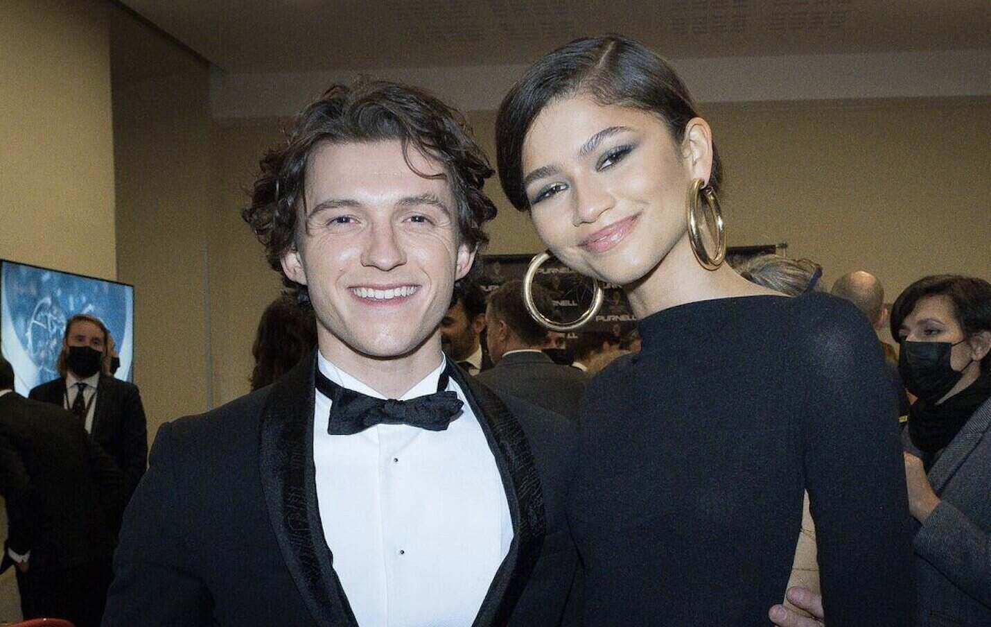 Grogi Ketemu Tobey dan Andrew Garfield, Tom Holland Ajak Zendaya
