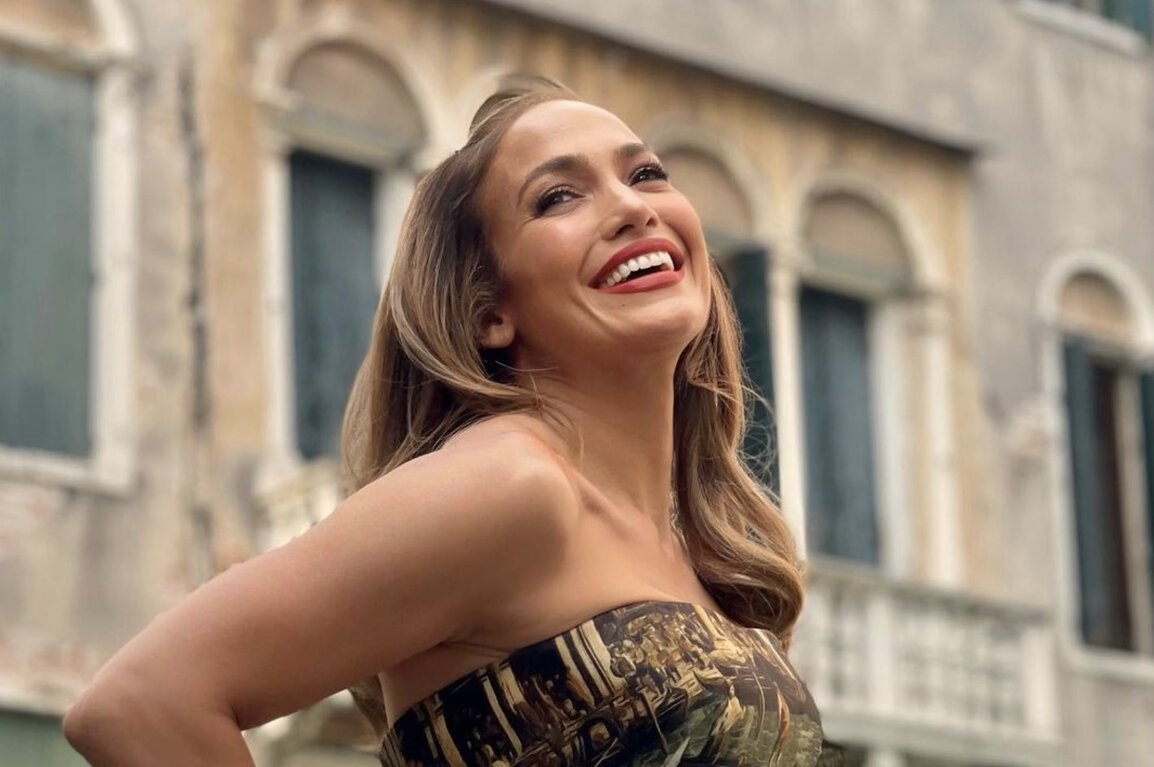 Tips Wajah Glowing Tanpa Make Up Ala JLo