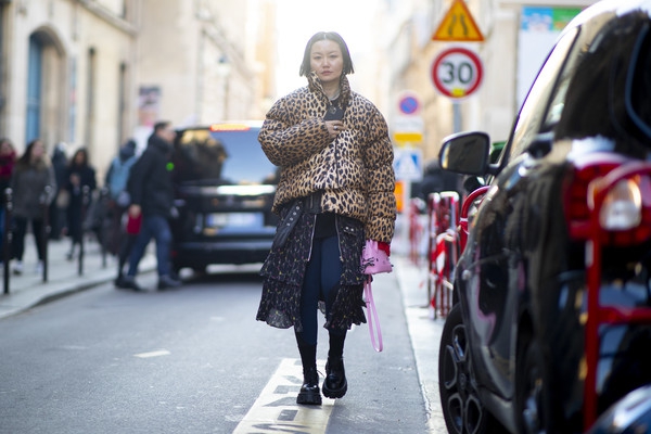 Ide Gaya Pakai Motif Leopard Agar Tetap Terlihat Elegan 