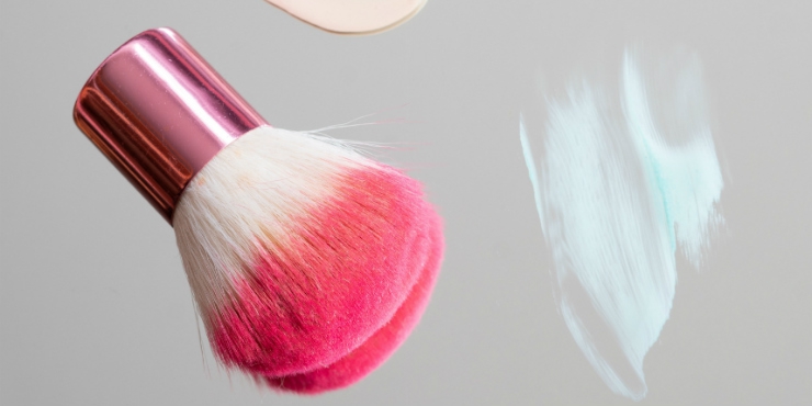Teknik Membersihkan Kuas Makeup yang Tepat dan Mudah