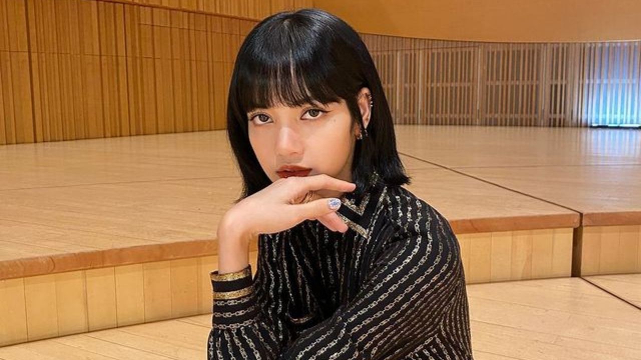 5 Gaya Stylish Lisa Blackpink Pakai Busana Celine 
