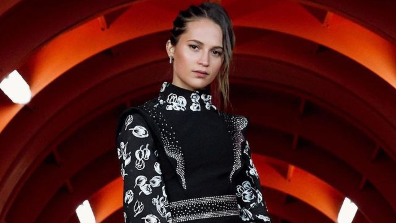 6 Gaya Stylish Alicia Vikander, dari Edgy hingga Futuristik!